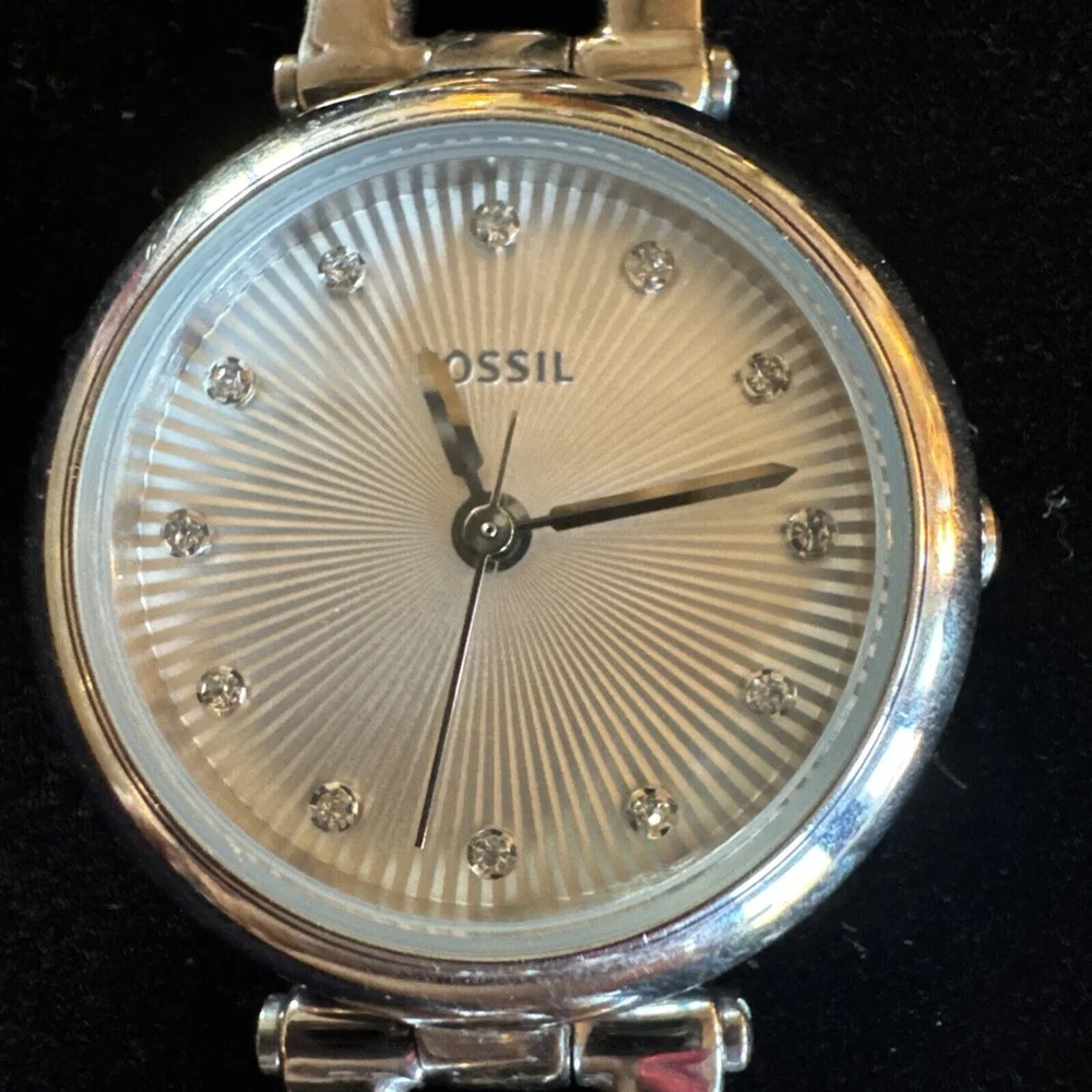 Fossil Women's ES3390 Olive Analog Display Analog Quartz Silver Watch